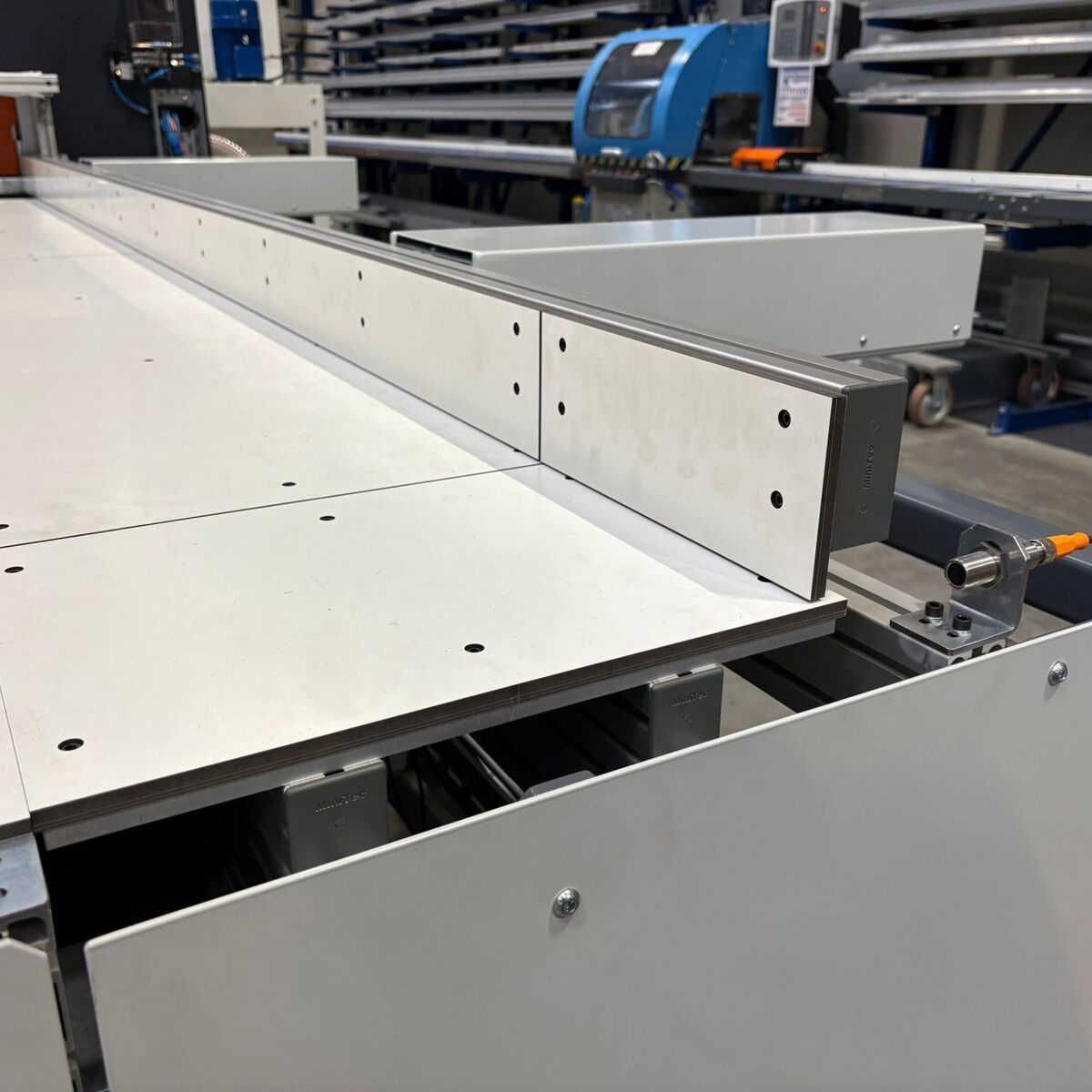 Fully automatic sawing line with discharge table Fully automatic sawing line with discharge table