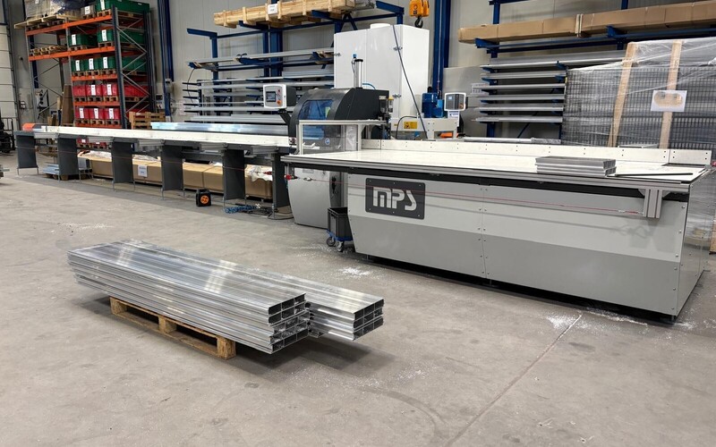 Fully automatic sawing line with discharge table Fully automatic sawing line with discharge table